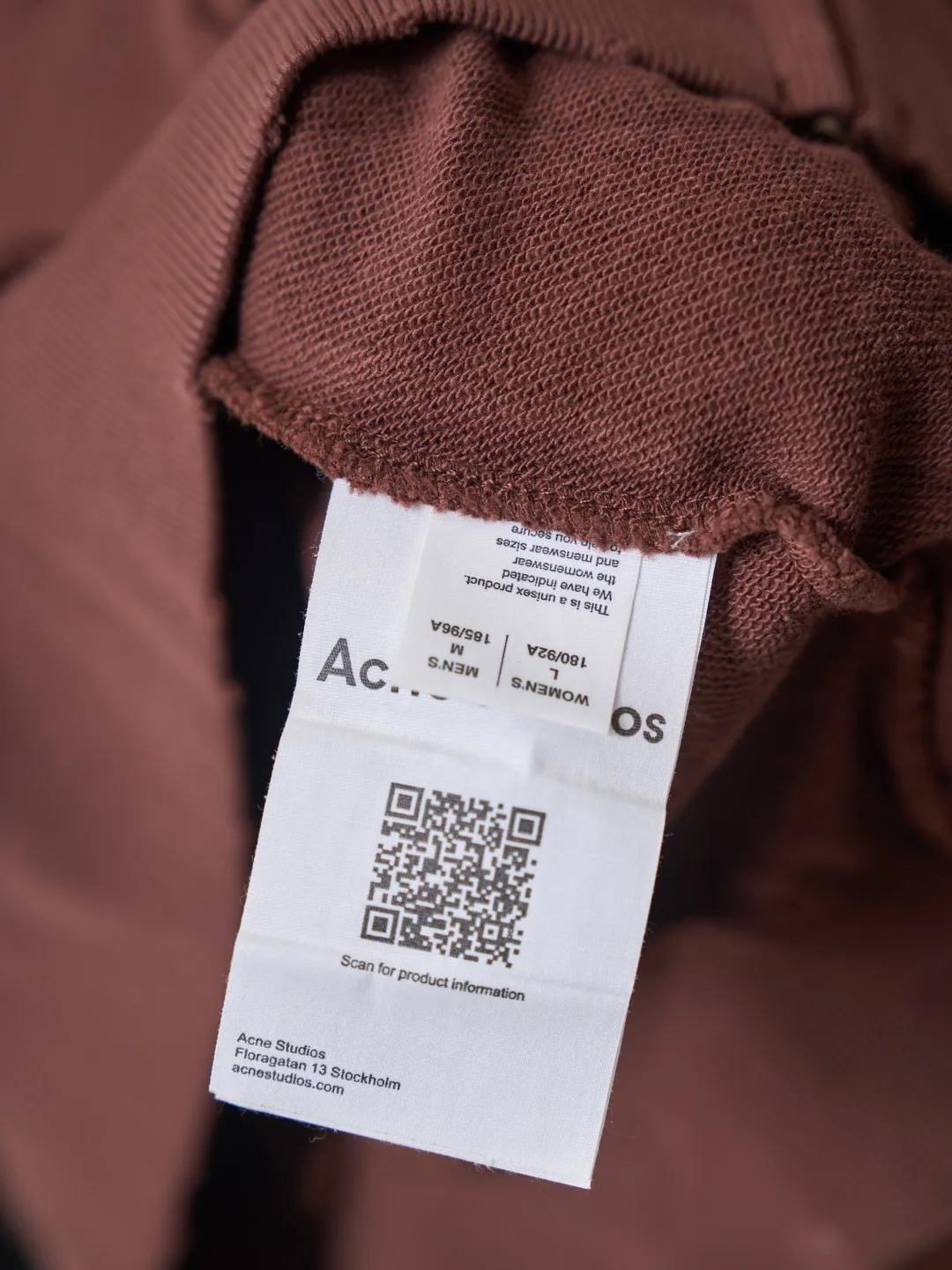 [Real auction] Acne Studios spray-painted distressed logo baseball collar zipper jacket [In Stock] S M L Acne Studios logo printing on the chest uses Retro sports aesthetics to engrave the brand's heritage. It is unobtrusive but highly recognizable. It subtly blends the Nordic minimalist style with the Retro sports style. It is low-key and elegant. It has its own aura. Adopt glue printing process. The chest printing has been revised three times with the film screen. Use glue liquid paint to print the pattern on the fabric. Bake the fabric to fix the printed pattern. Gradient distressing spray process. Spray dyes of different colors on the surface of the fabric. Realize that the clothes will show rich color changes under different lights to increase the visual layering. Many places on the body of the clothes are completely manually positioned and worn. Manual brushing marks add texture and depth to the surface of the clothes to imitate the texture of natural wear and tear. The fabrics have been fermented and washed, giving a better hand feel and texture. Not easy to deform, not easy to shrink, not easy to fade, and maintain long-term beauty and loose fit.